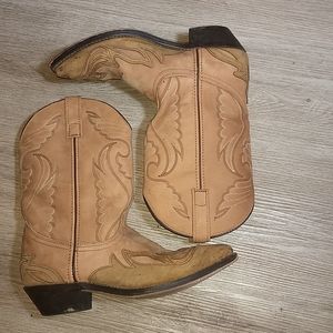 Ladies buckskin color leather boots. Sz.9.5